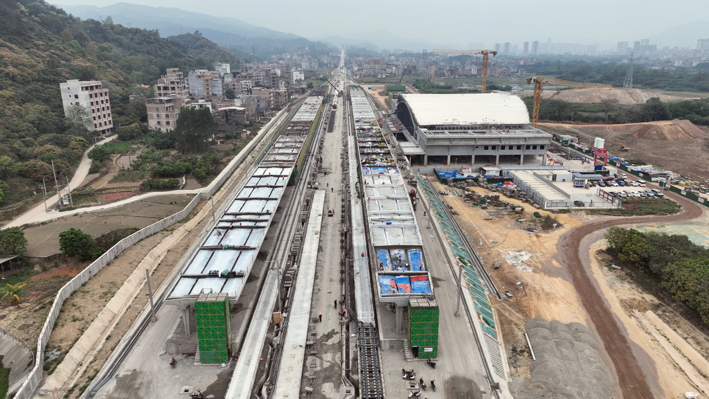 这是建设进入尾声的岑溪东站（3月27日摄，无人机照片）。