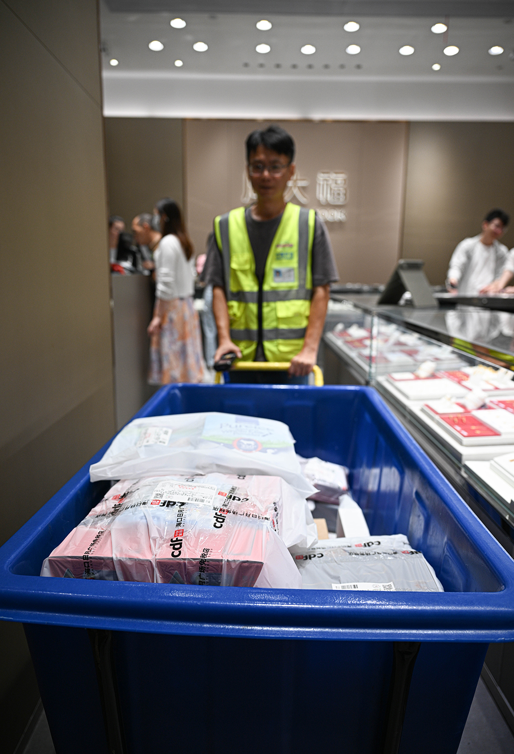 4月25日，工作人员在中免集团海口日月广场免税店转运顾客购买的离岛免税品。