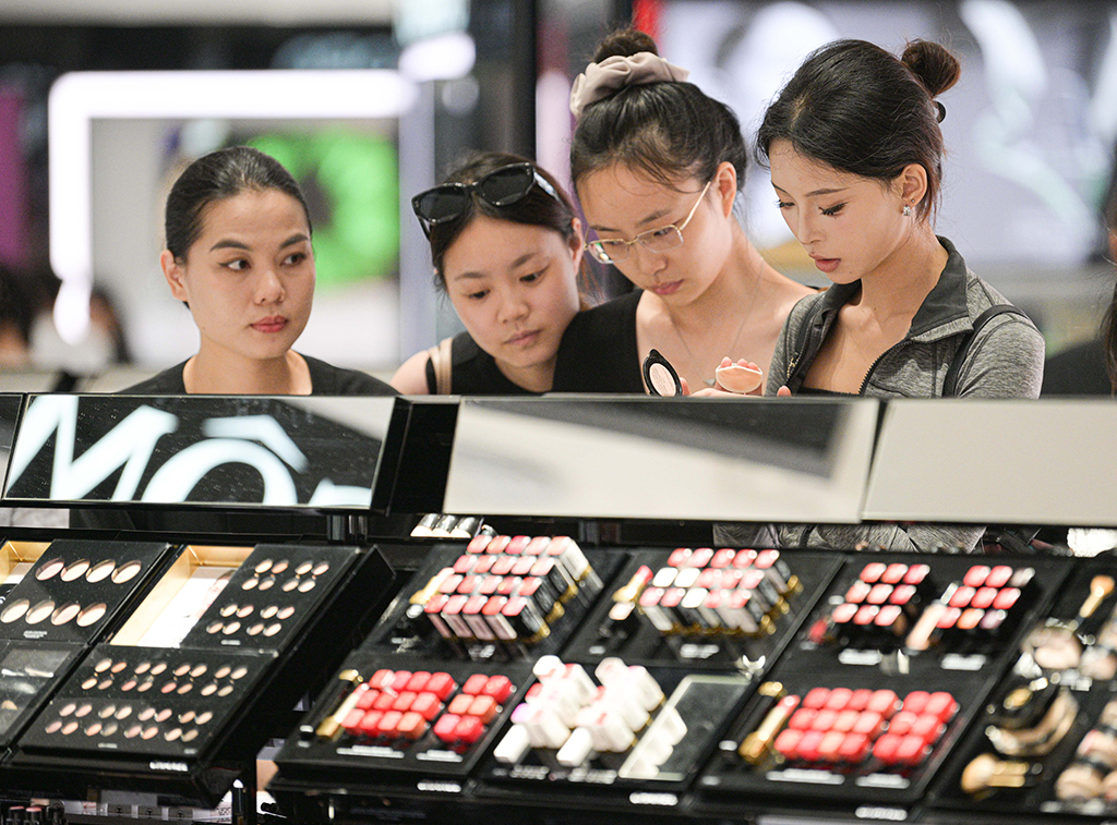 4月25日，顾客在中免集团海口日月广场免税店选购离岛免税品。