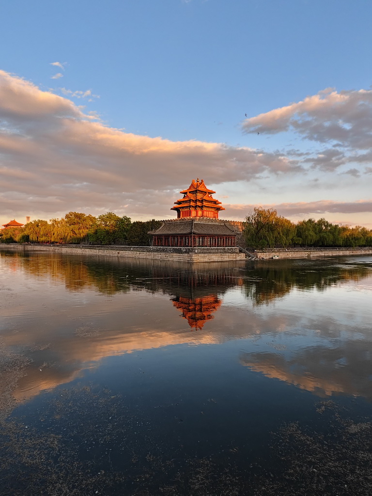 这是4月27日拍摄的傍晚时分的故宫角楼。新华社记者 陈晔华 摄