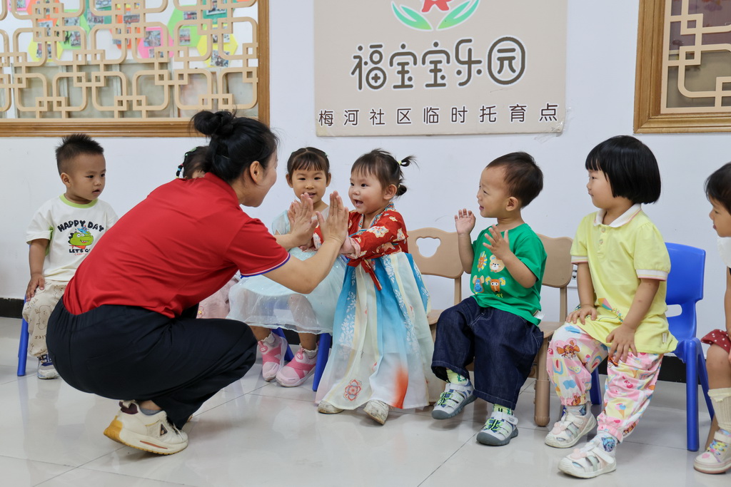4月17日，在深圳市福田区梅林街道梅河社区党群服务中心内的“福宝宝乐园”托育点，孩子们在老师的带领下做游戏。