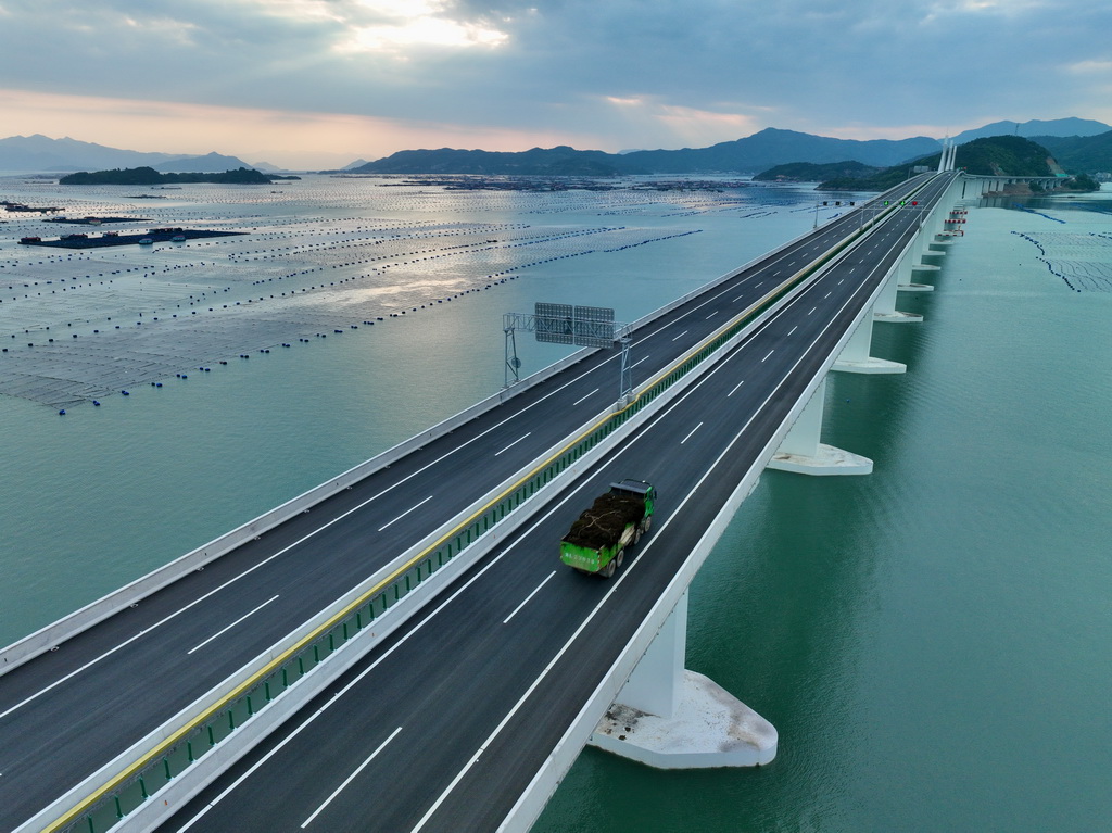4月25日,一辆运送海带的货车在宁上高速公路东吾洋特大桥上行驶(无人机照片)。