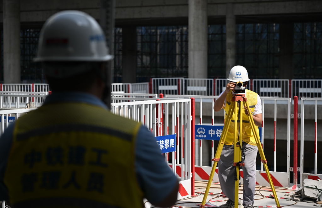 4月28日，中铁建工作业人员在深汕站内部测量作业。