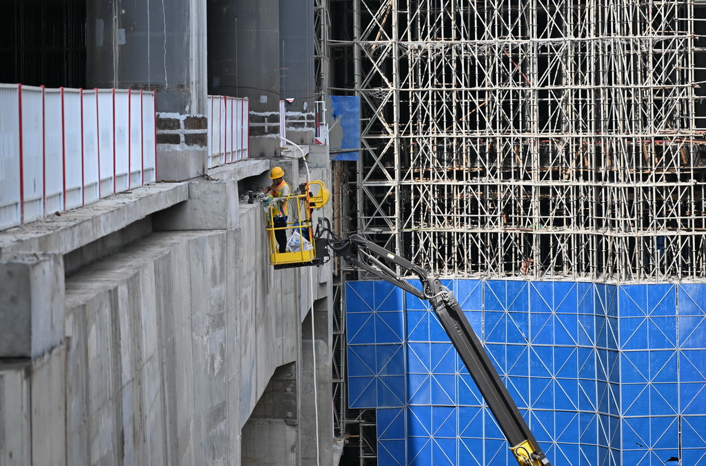 4月28日，中铁建工作业人员在深汕站内部施工作业。