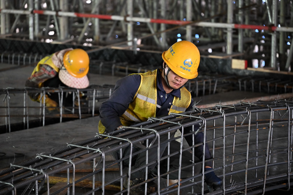 4月28日,中铁建工作业人员在深汕站内部施工作业。