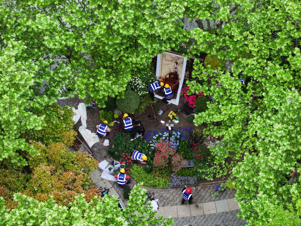 4月28日,参赛队伍在如皋水绘园风景区营造花境作品(无人机照片)。