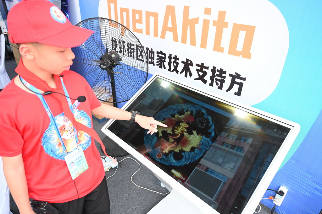 4月28日,福建闽侯昙石山中学学生在介绍该校社团学生创作的“海阔凭鱼跃”送考文创图样。