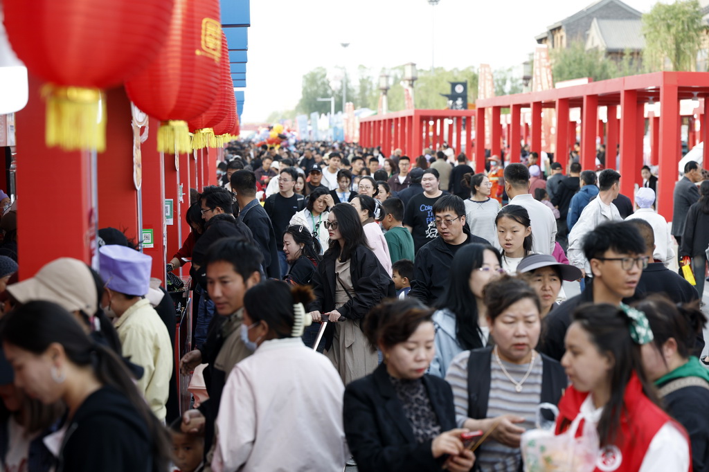 4月28日，消费者在2026年“中华美食荟”分会场活动暨第六届吴忠早茶美食文化节上选购美食。新华社记者 王鹏 摄