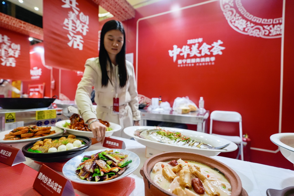 4月28日，在宁夏银川市，来自湖北的参展商在2026年“中华美食荟”活动现场展示菜肴。新华社记者 杨植森 摄