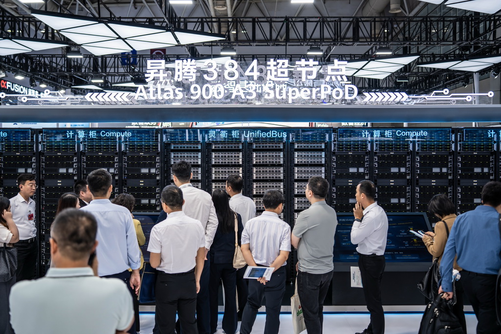 4月29日,观众在第九届数字中国建设峰会现场体验区参观。新华社记者 高咏薇 摄