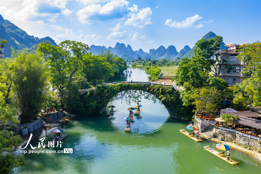 广西阳朔：坐竹筏 赏美景【5】