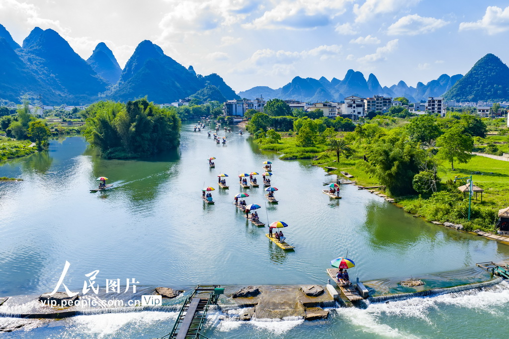 广西阳朔：坐竹筏 赏美景【9】