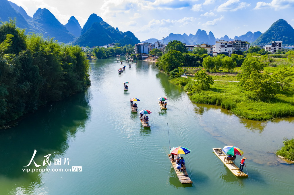 广西阳朔：坐竹筏 赏美景【10】