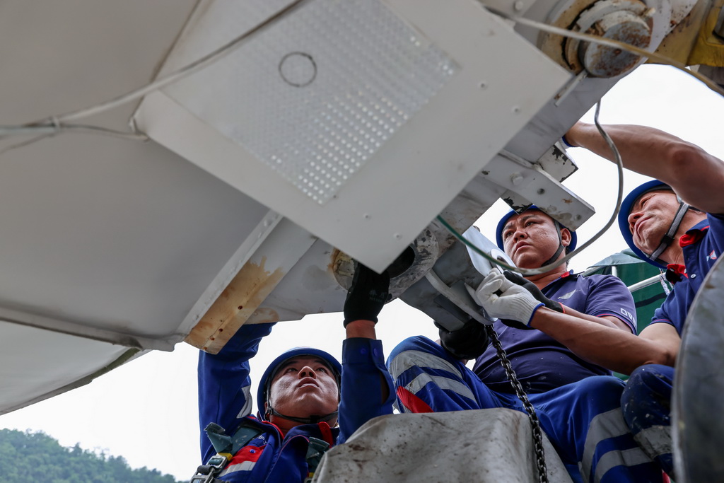 5月6日,工作人员更换馈源舱的锚固接头。