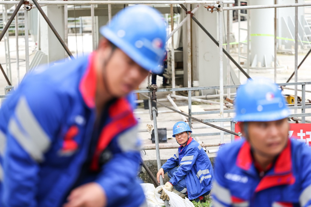 5月6日,工作人员将馈源驱动钢丝绳装入卷扬机。
