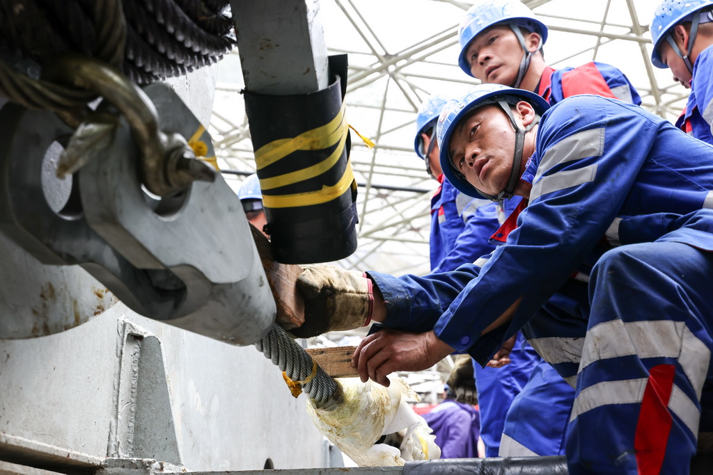 5月6日，工作人员更换馈源舱的锚固接头。
