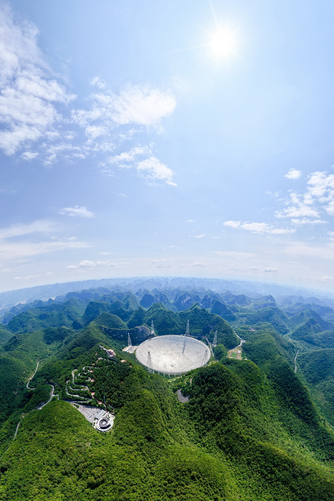 5月7日拍摄的“中国天眼”全景(无人机全景照片,维护保养期间拍摄)。