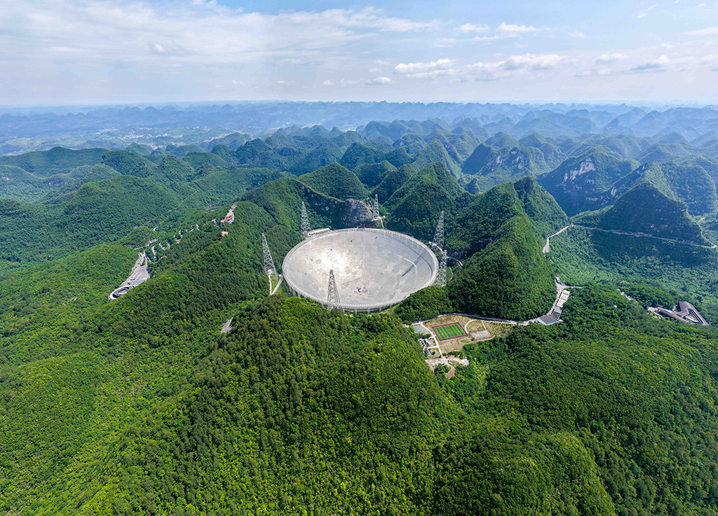 5月7日拍摄的“中国天眼”全景（无人机照片，维护保养期间拍摄）。