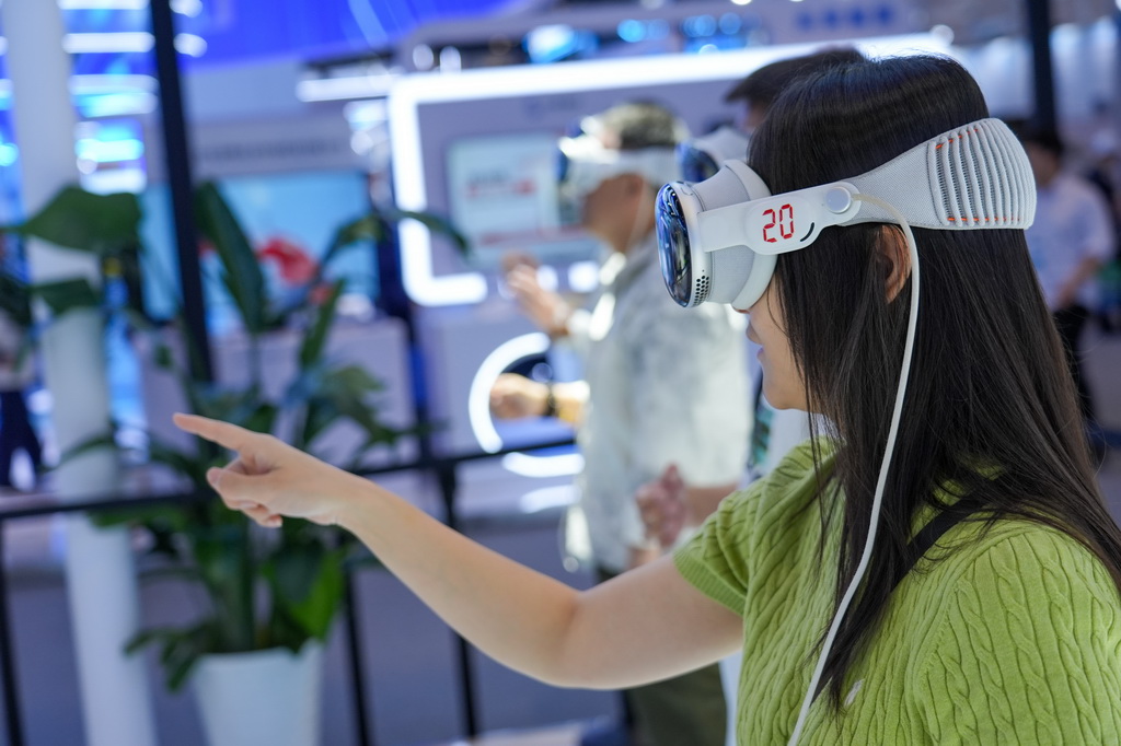 5月8日，观众在第二十八届北京科博会上体验VR互动游戏。