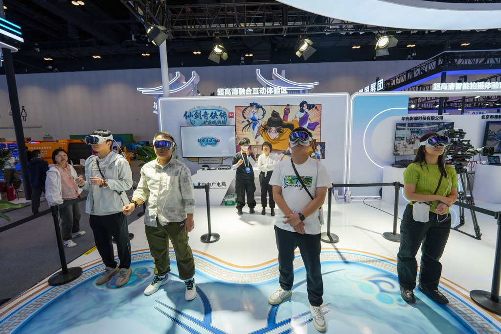 5月8日，观众在第二十八届北京科博会上体验VR游戏。
