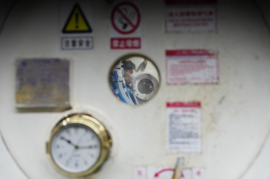 5月8日，中铁十一局工程技术人员在甬舟铁路金塘海底隧道舟山侧应用“三元混合气”盾构带压作业装备。