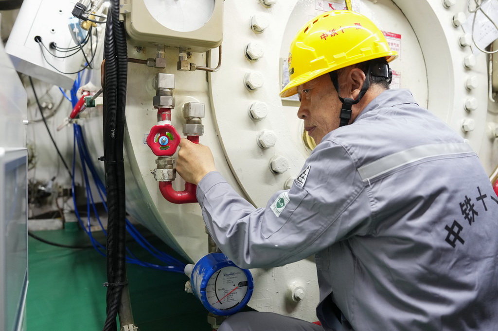 5月8日，中铁十一局工程技术人员在甬舟铁路金塘海底隧道舟山侧操作“三元混合气”盾构带压作业装备。