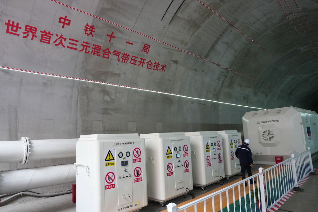 5月8日在甬舟铁路金塘海底隧道舟山侧拍摄的“三元混合气”盾构带压作业装备。