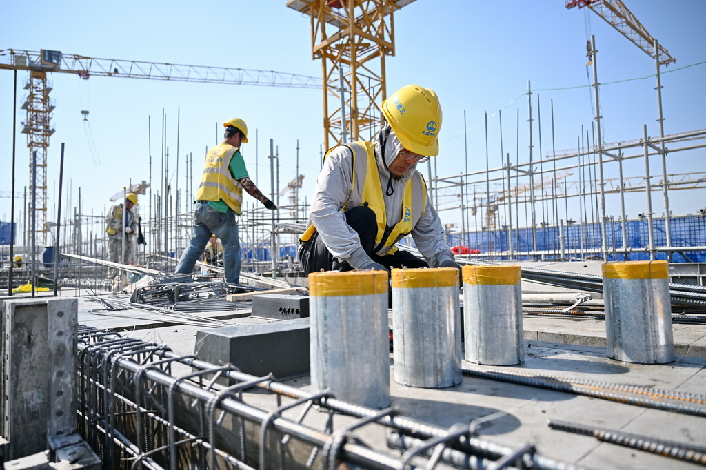 5月8日,中铁建工集团工人在雄安新区大学城疏解配套二期项目住宅部分建设现场作业。