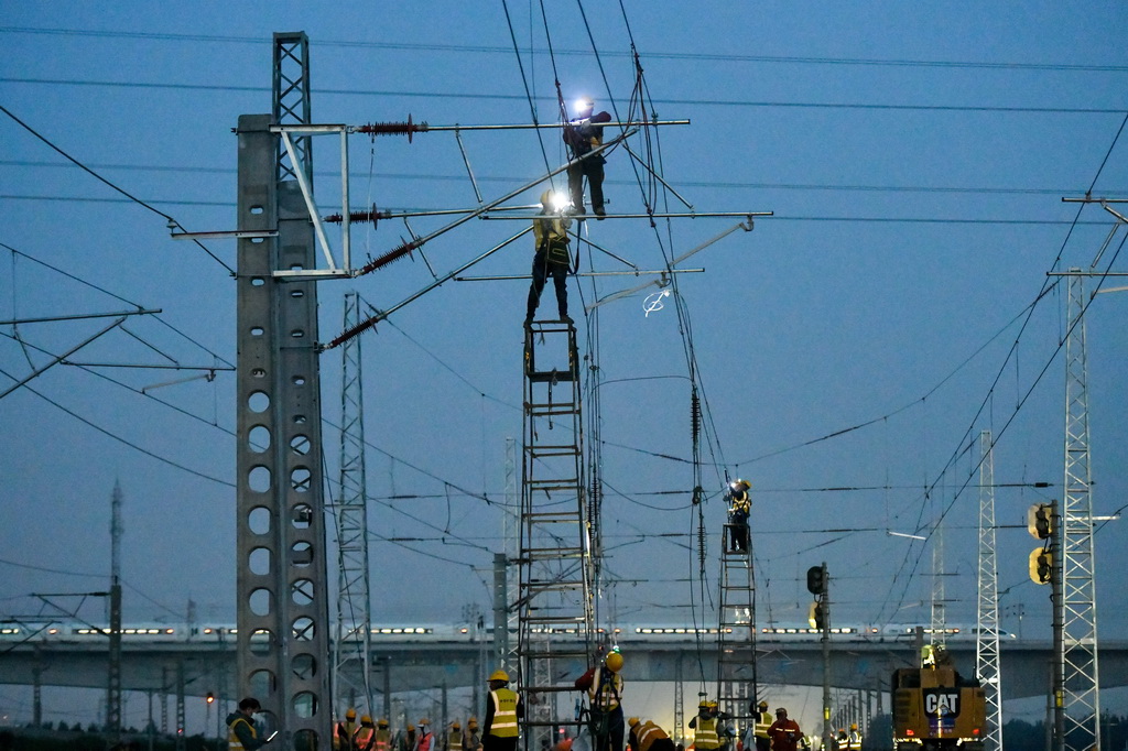 5月11日,中铁十四局工程人员在京九铁路聊城北站上行线改建工程现场施工作业。
