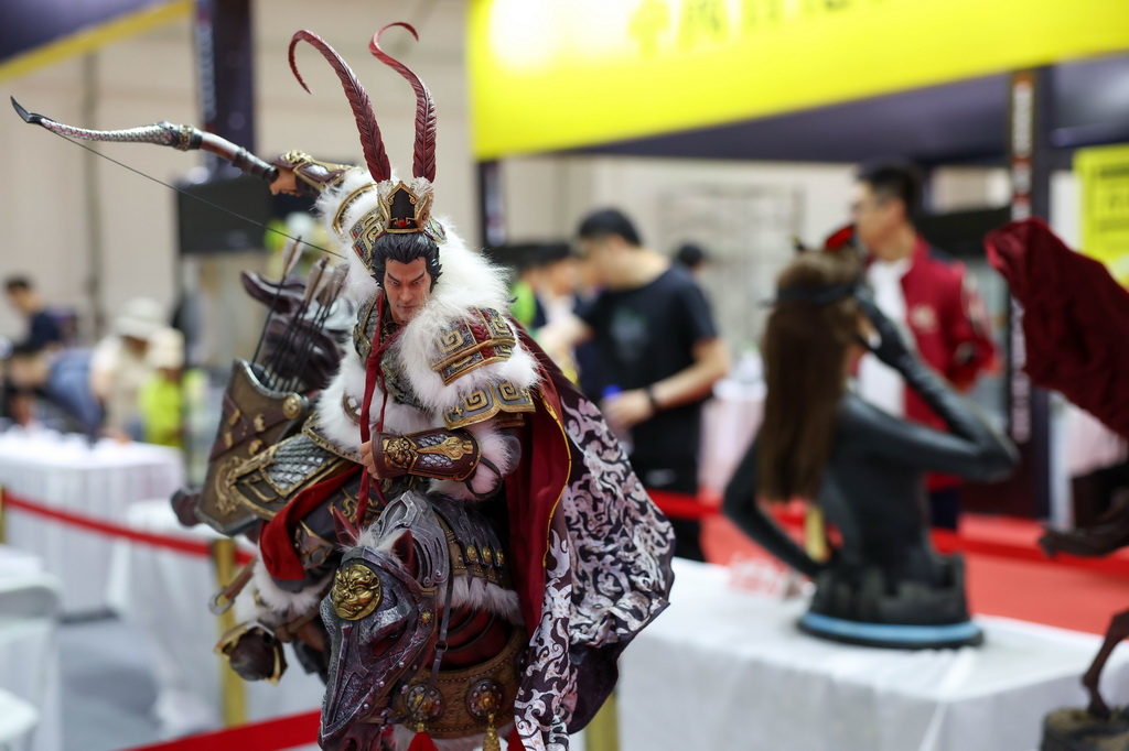 5月14日,观展者在文化产业展区观看模玩手办。