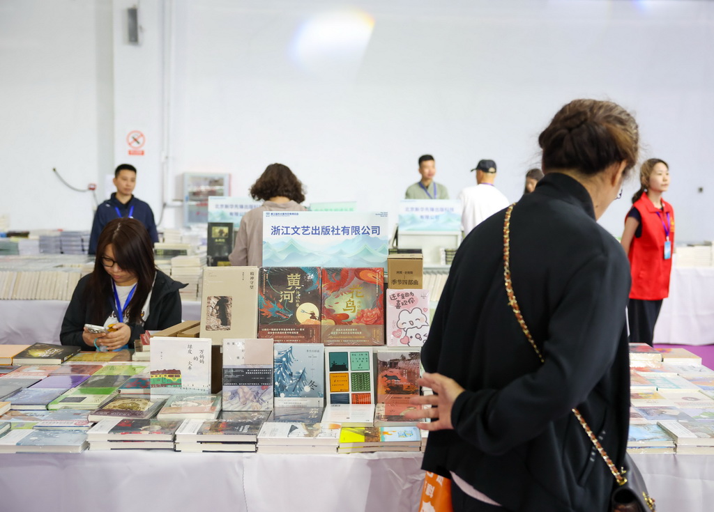 5月14日,观展者在现场选购书籍。
