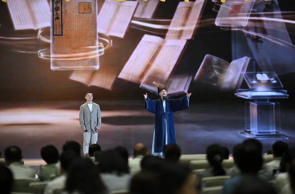 这是主论坛上的主题分享《古籍与君又相逢》(5月19日摄)。