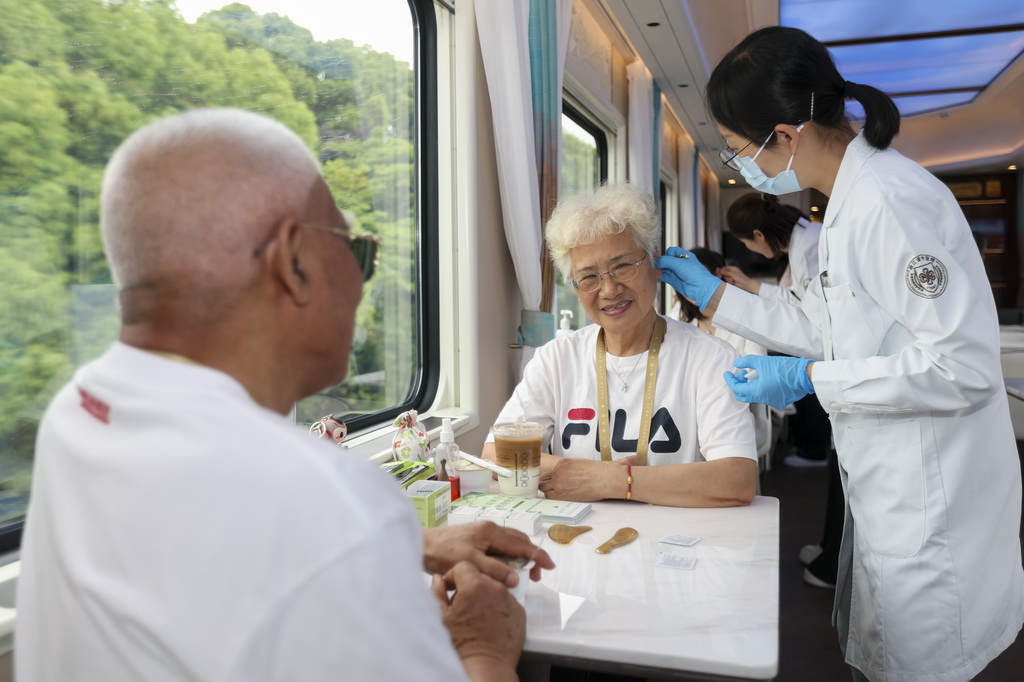 5月19日,浙江省中医院医务人员在车上进行中医义诊。