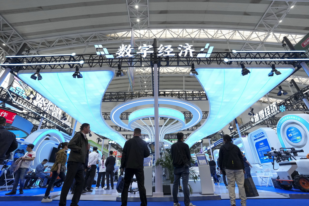 5月18日，人们在第十届中俄博览会现场的数字经济展区驻足。新华社记者 王松 摄