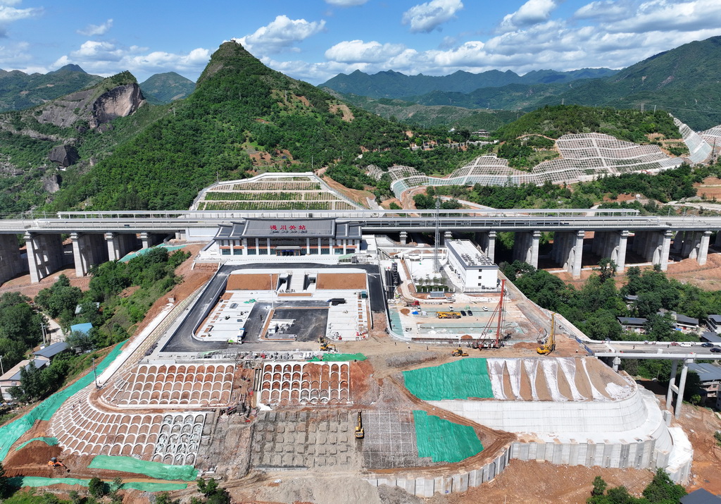 西十高铁漫川关站建设中的站前广场配套工程（5月20日摄，无人机照片）。