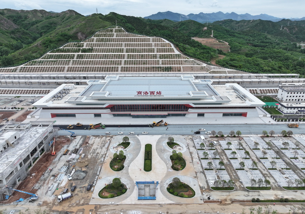 西十高铁商洛西站建设中的站前广场配套工程（5月19日摄，无人机照片）。
