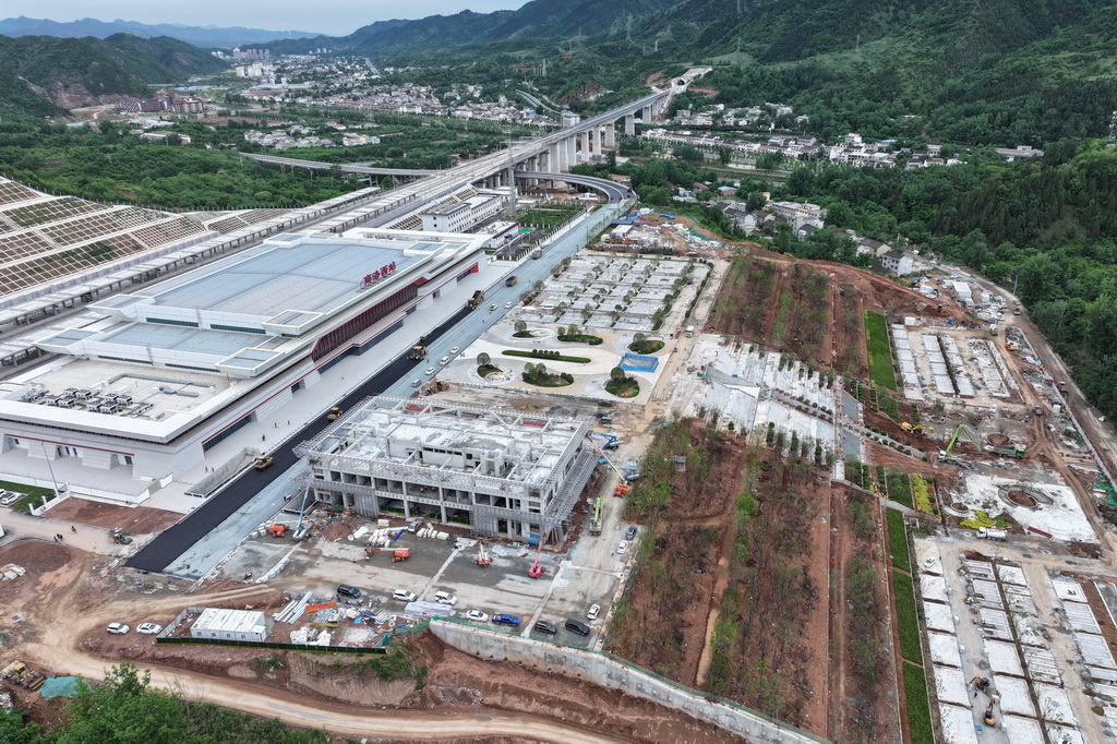 西十高铁商洛西站建设中的站前广场配套工程（5月19日摄，无人机照片）。