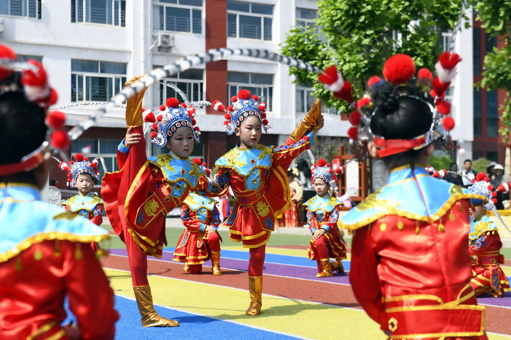 5月21日，在山东省日照市东港区第一小学，学生进行中华优秀传统文化进校园成果展演。