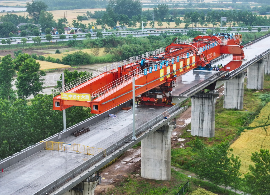 5月24日拍摄的中铁十六局宁淮城际铁路项目最后一榀混凝土箱梁架设现场（无人机照片）。