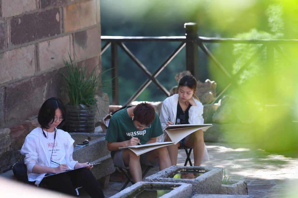 2023年6月9日,学生在河南省安阳市林州市石板岩镇三亩地村写生。新华社记者 郝源 摄