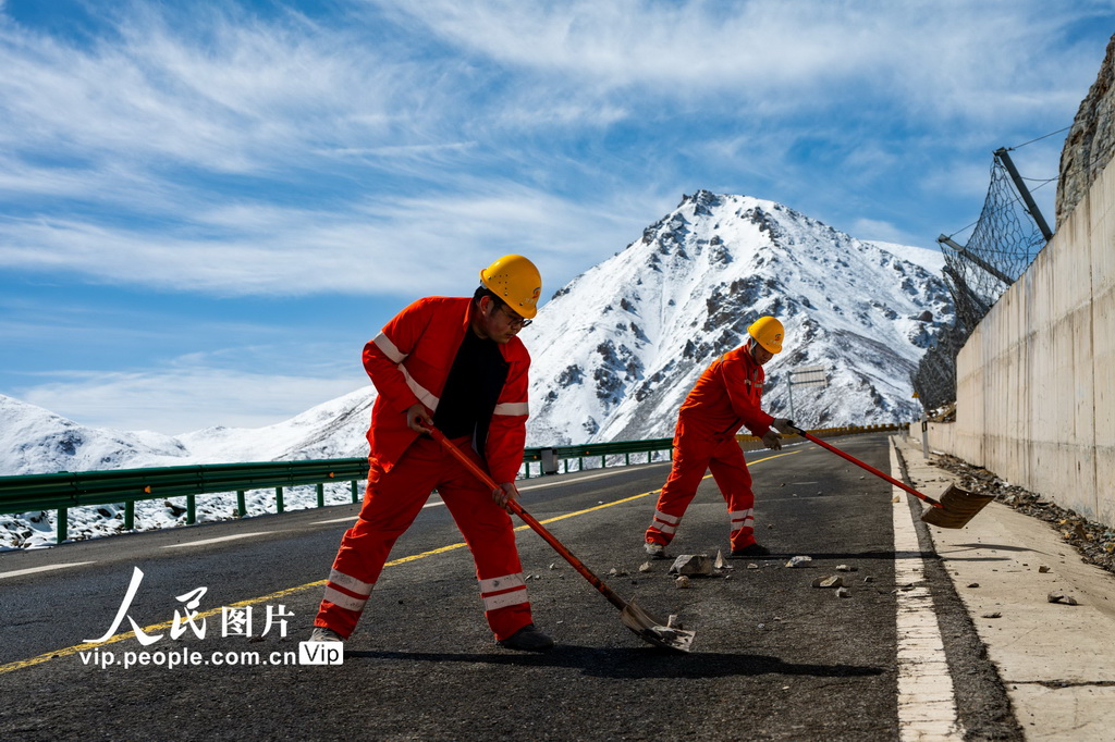 甘肃肃南：清理路面落石 保障道路安全畅通【4】