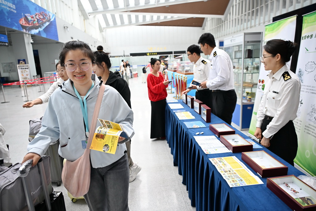 5月25日，海关工作人员在青岛邮轮母港候船大厅开展“国门生物安全”宣传。