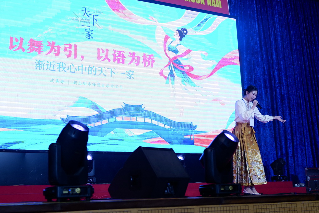 5月15日，在越南胡志明市，参赛选手在第25届“汉语桥”世界大学生中文比赛越南南部赛区决赛中以“天下一家”为主题做演讲。新华社记者 刘颍 摄