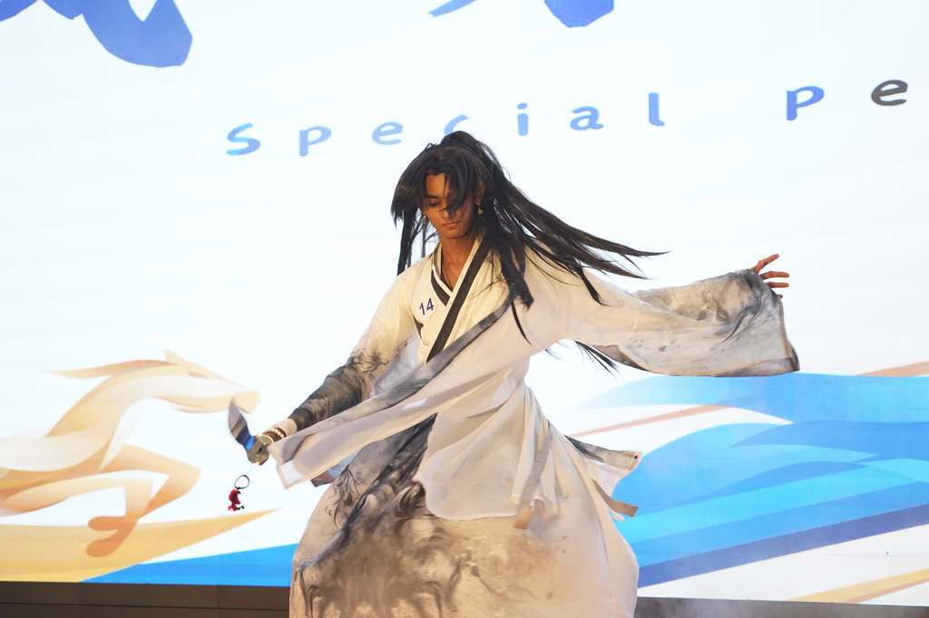 5月24日,在斯里兰卡首都科伦坡,一名选手在第19届“汉语桥”世界中学生中文比赛斯里兰卡赛区颁奖典礼上表演中国舞蹈。新华社记者 吴子钰 摄