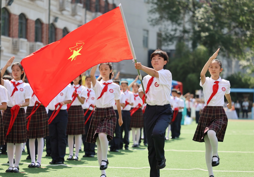 5月27日,少先队员参加入队仪式。