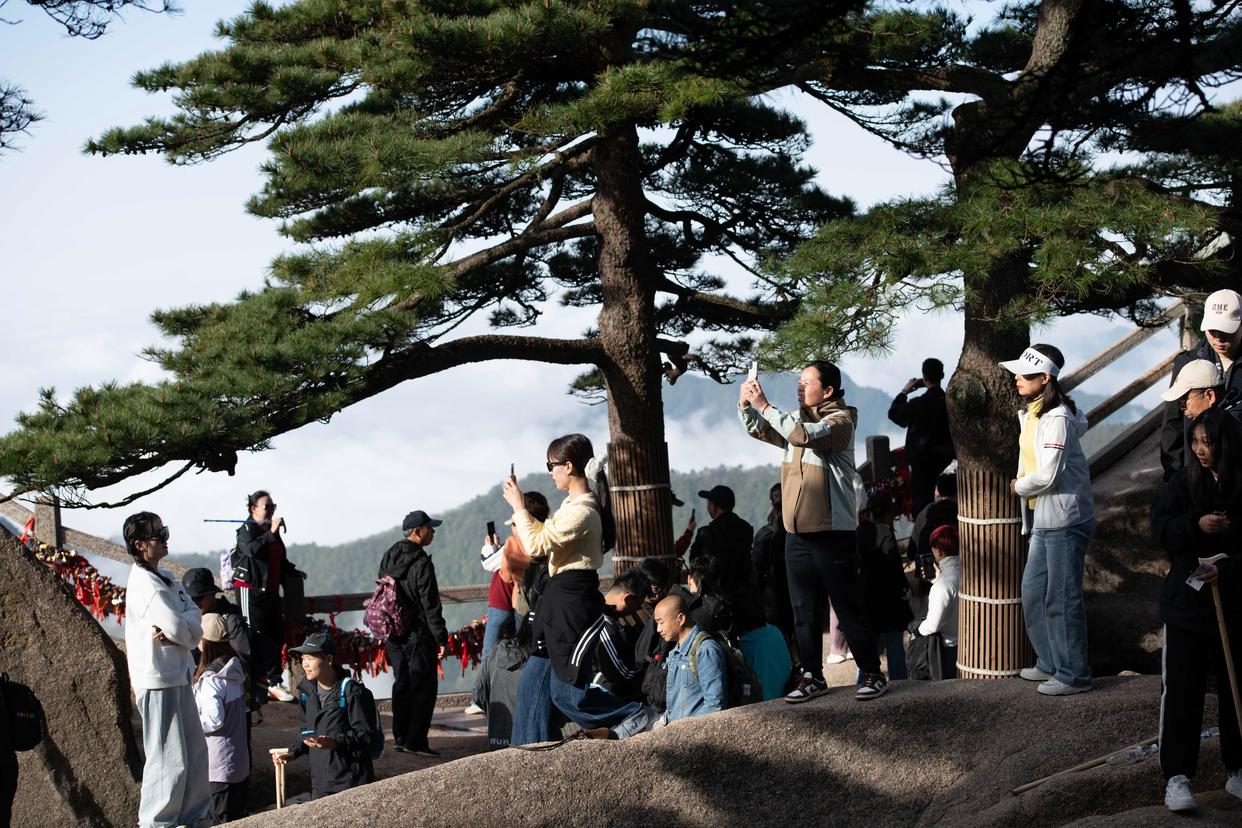 2025年4月23日，游客在黄山风景区游玩。新华社记者 张端 摄
