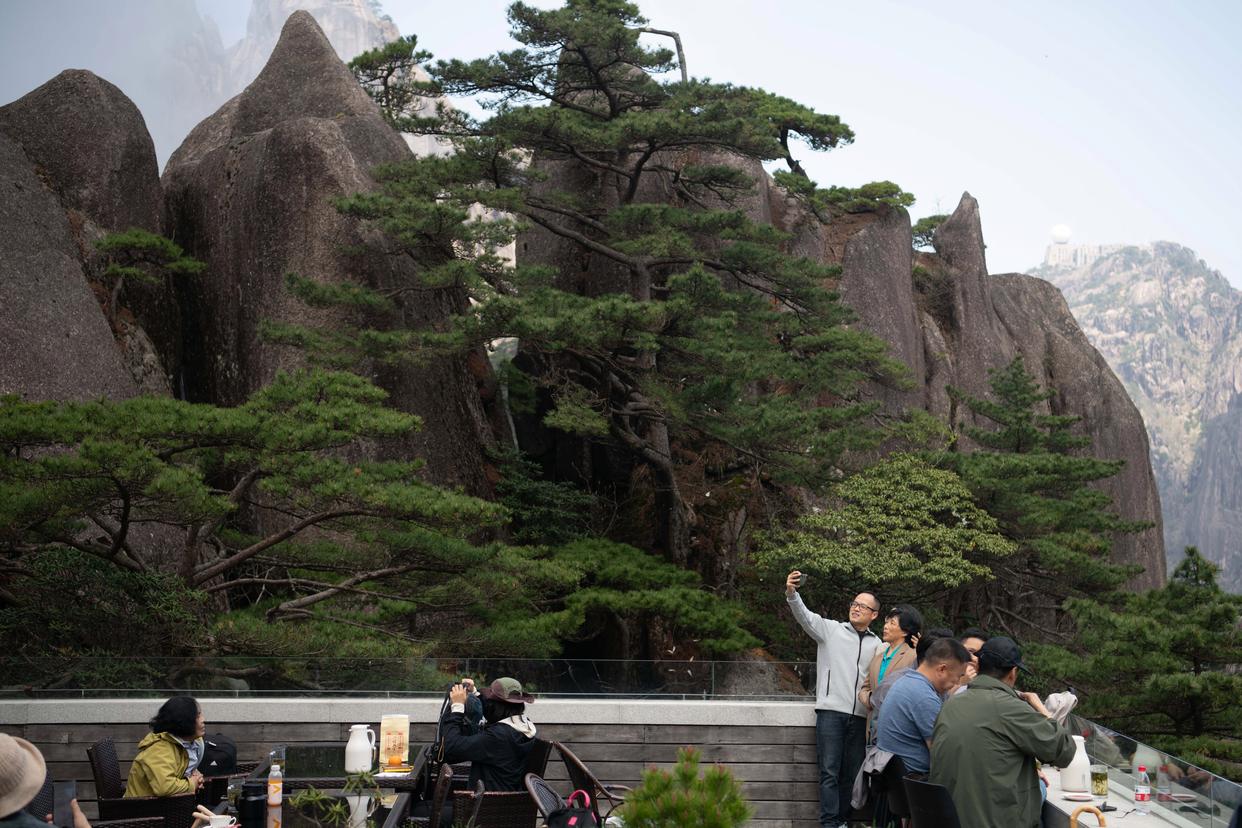 2025年4月23日，游客在黄山风景区休闲游玩。新华社记者 张端 摄