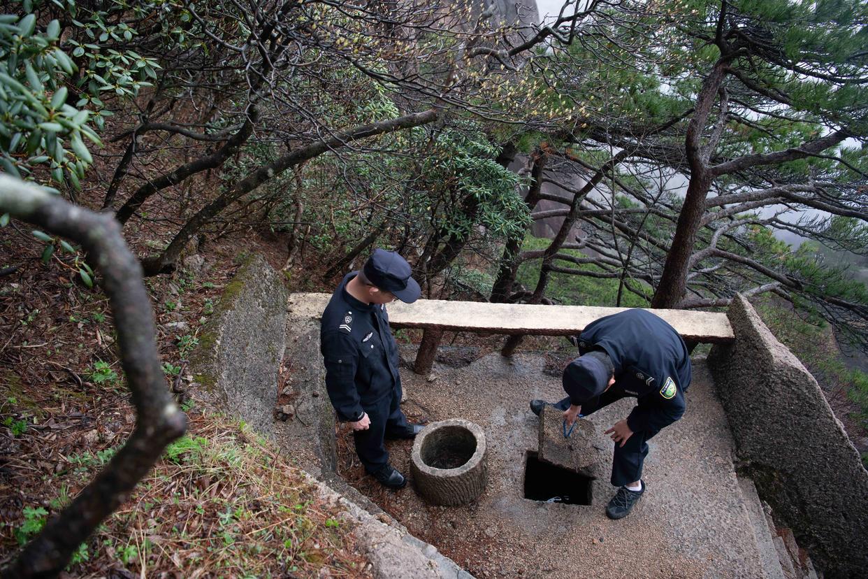 2025年4月22日，在封闭轮休中的莲花峰景点，黄山风景区管理委员会园林局护林防火队员查看防火水池蓄水情况。新华社记者 张端 摄