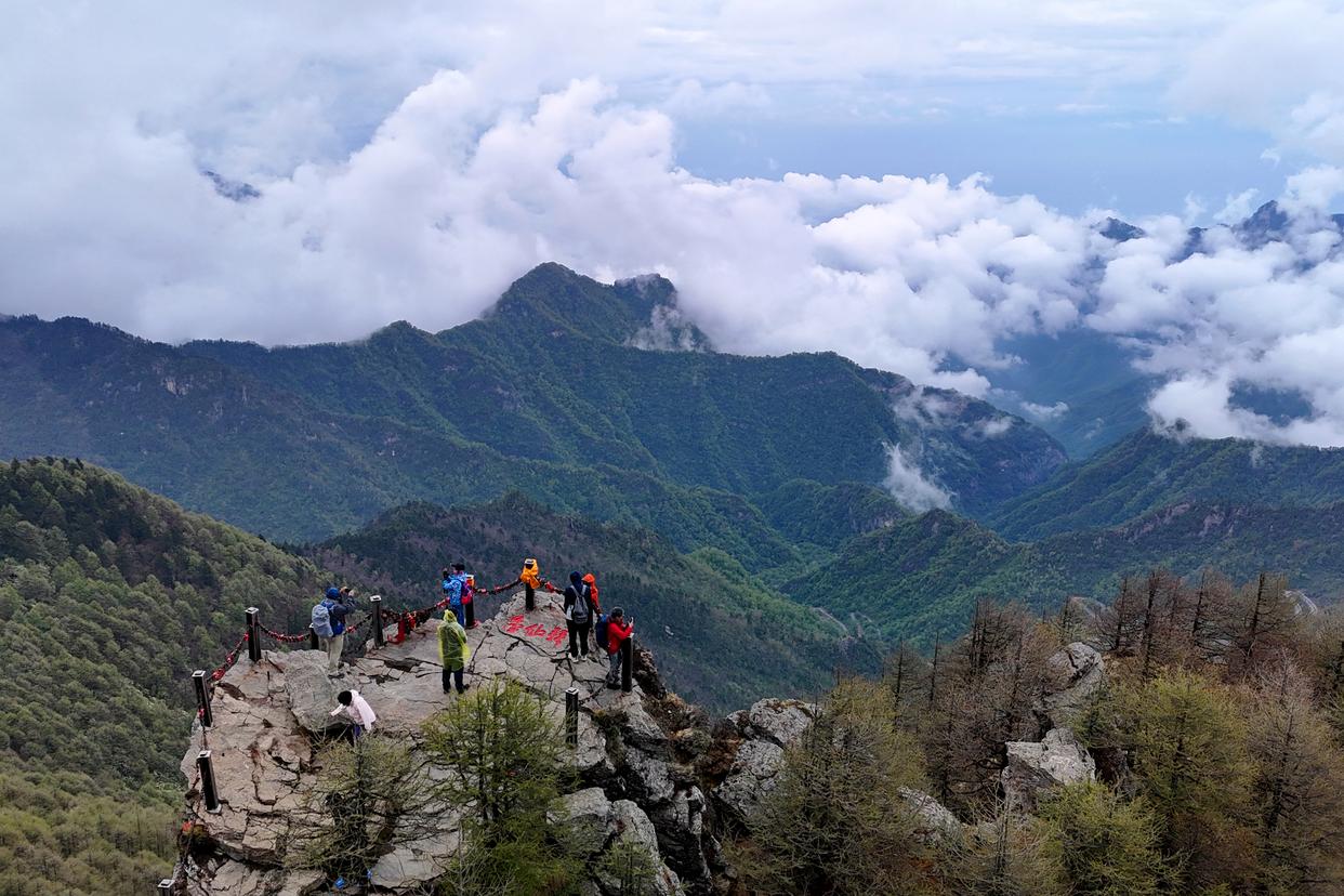 游客在位于宝鸡的秦岭太白山景区游览（5月27日摄）。新华社记者 邹竞一 摄