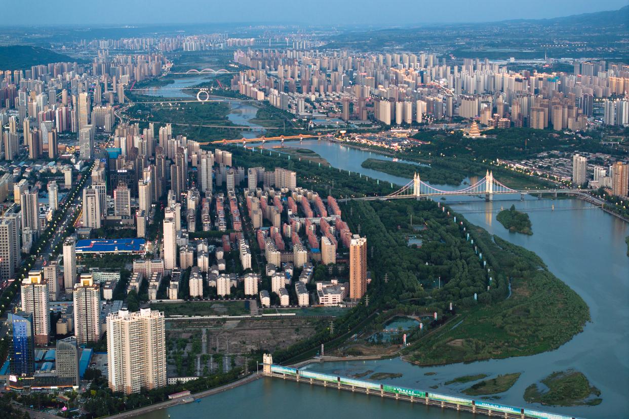 宝鸡市区渭河沿岸景色（无人机照片，2024年5月9日摄）。新华社记者 邵瑞 摄